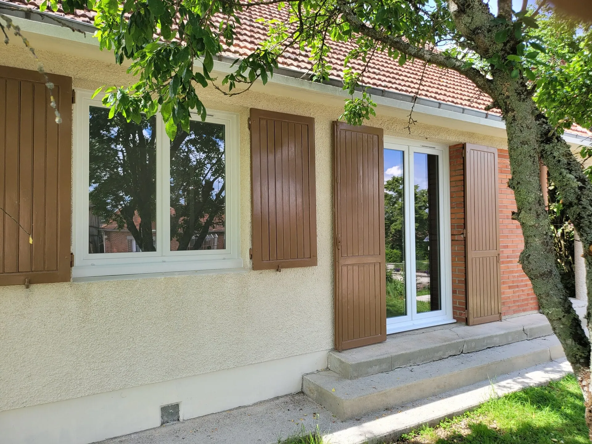 Volets roulants et battants sur mesure installés à Troyes et Brienne-le-Château par AE Menuiserie